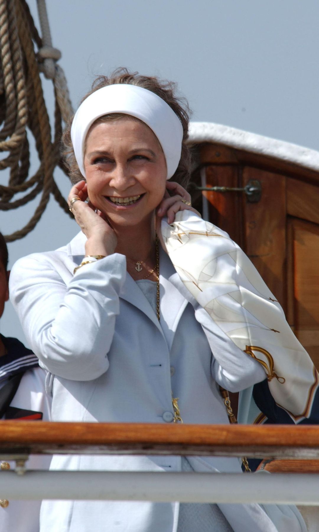 La reina Sofía visita el buque escuela español «Juan Sebastián Elcano» el 29 de julio de 2001 en la isla de Palma de Mallorca, España. (Foto de Carlos Álvarez/Getty Images)