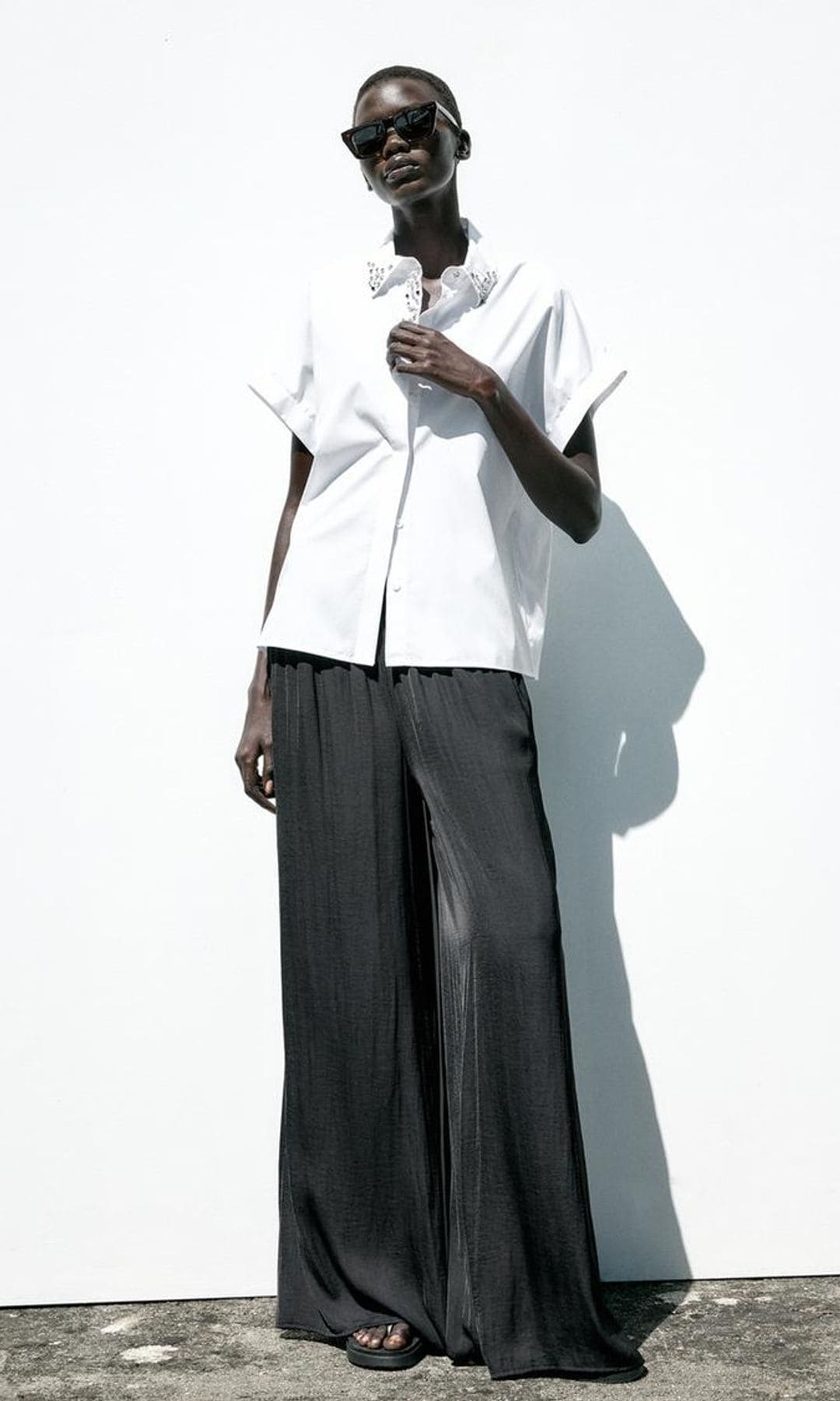 camisa blanca con cuello joya