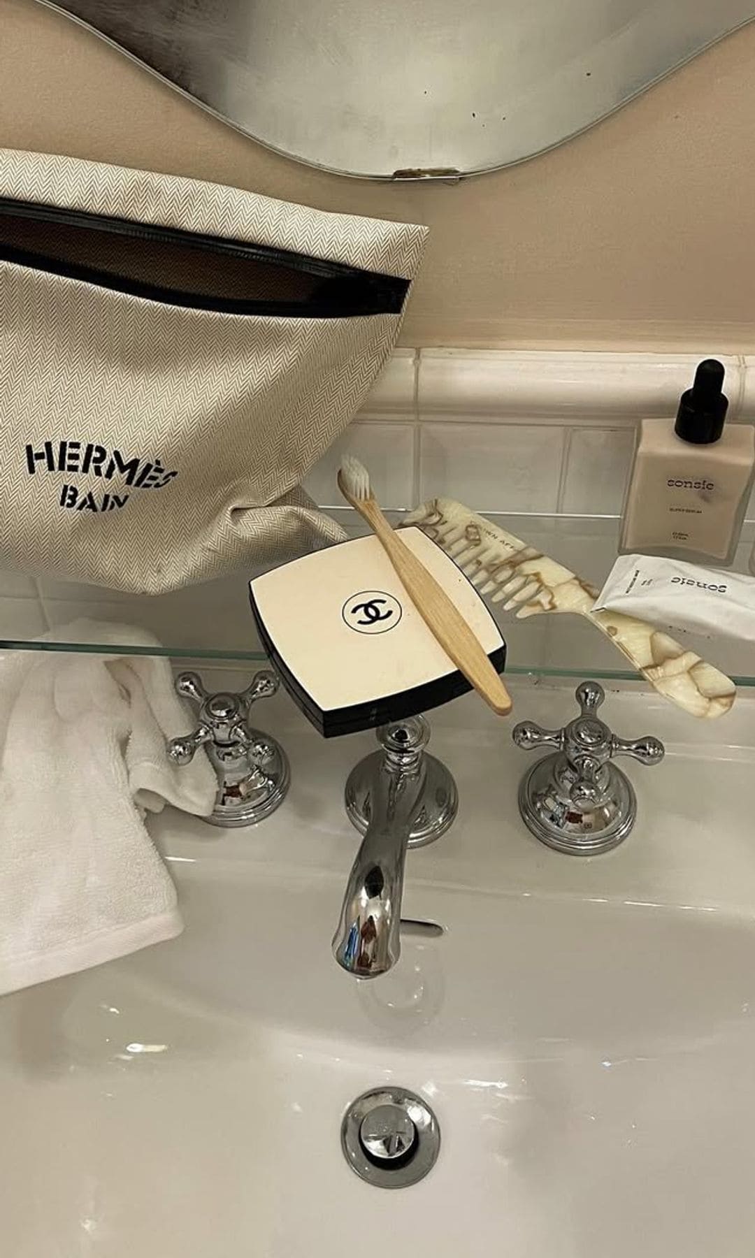 El error de lavarte los dientes justo después de tomar café