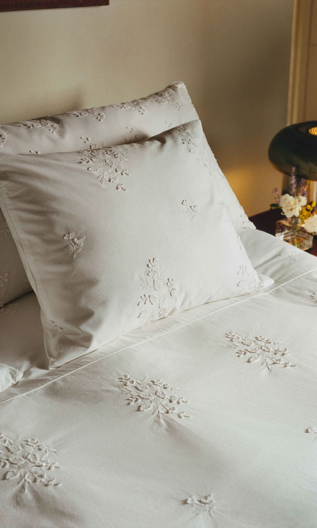 Ropa de cama blanca con encajes 