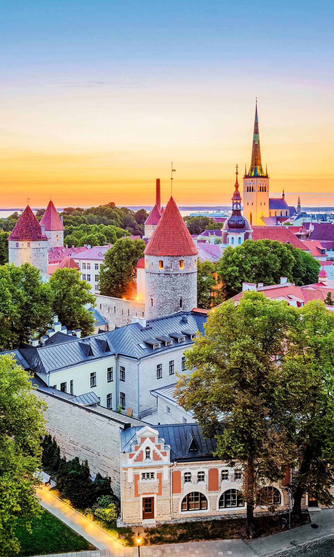 Panorámica de Tallín sobre los tejados, Estonia