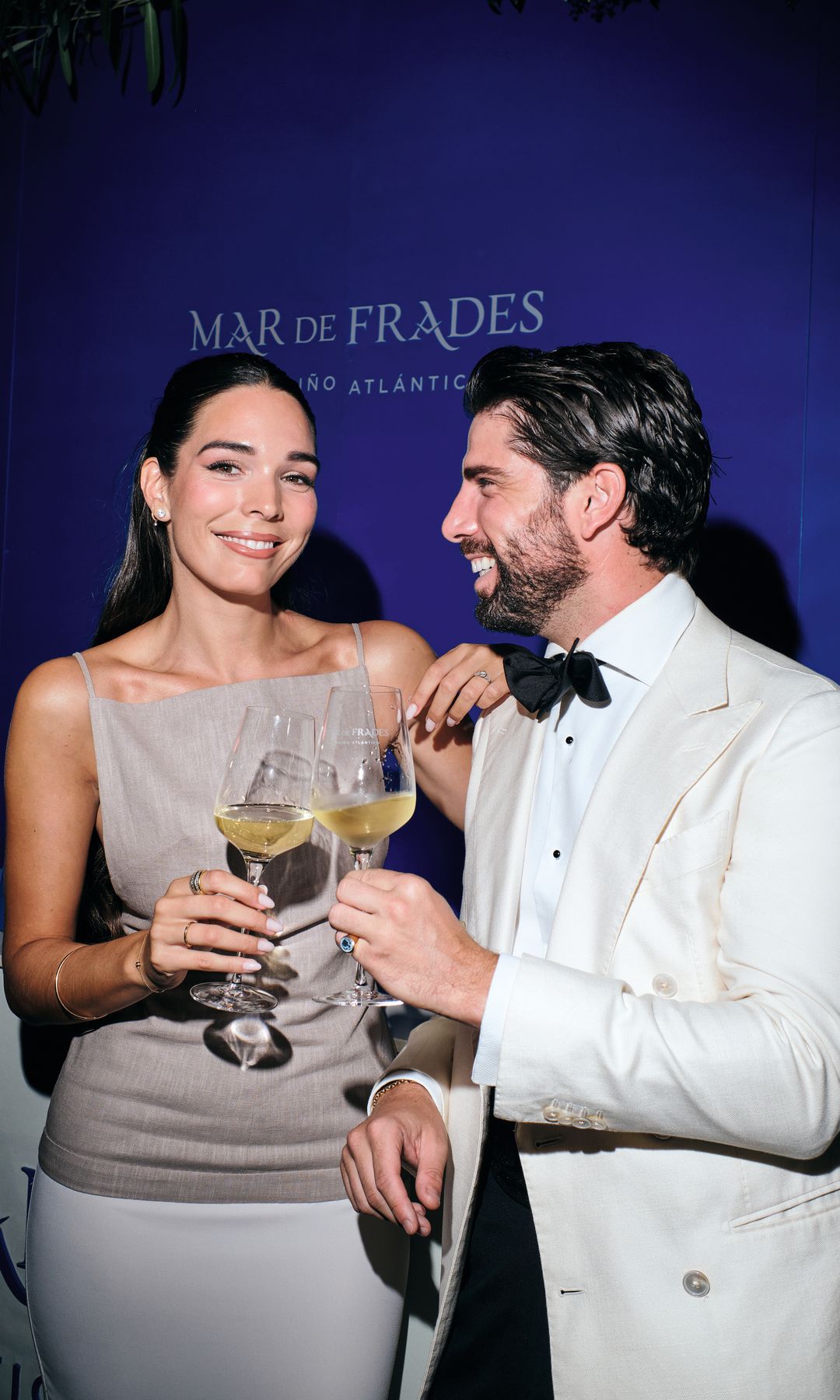 La pareja de "influencers" formada por Javier Ausín y Andrea González y Cristina Carranza, con un Mar de Frades bien frío