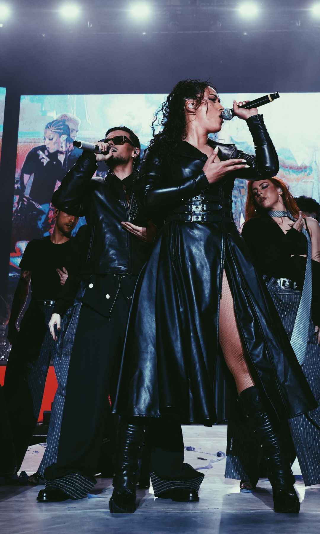 Abraham Mateo y Channel interpretando su éxito "clavaito" sobre el escenario del Movistar Arena 