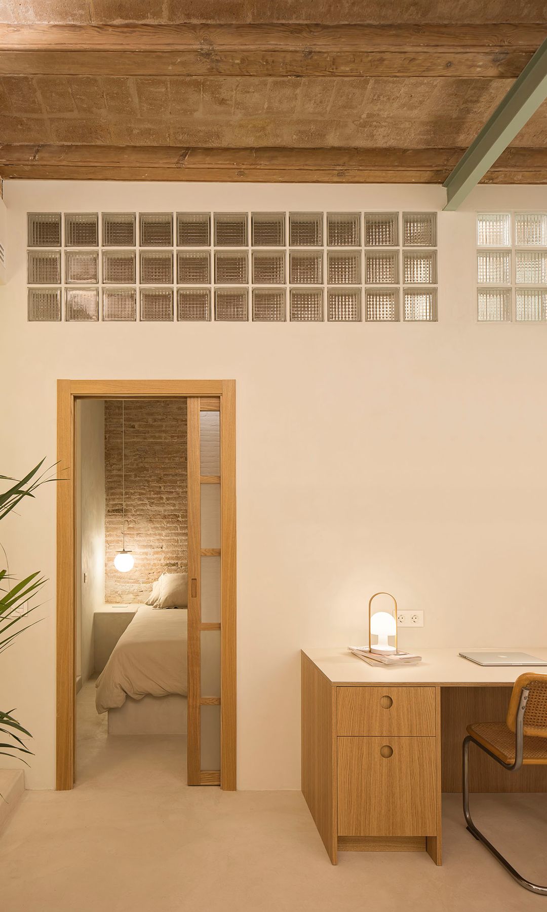 Puerta corredera hacia el dormitorio