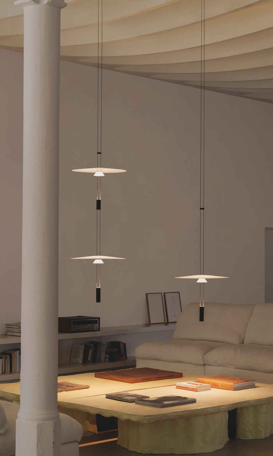 Lámparas colgantes Flamingo Mini de Vibia sobre la mesa de centro en el salón