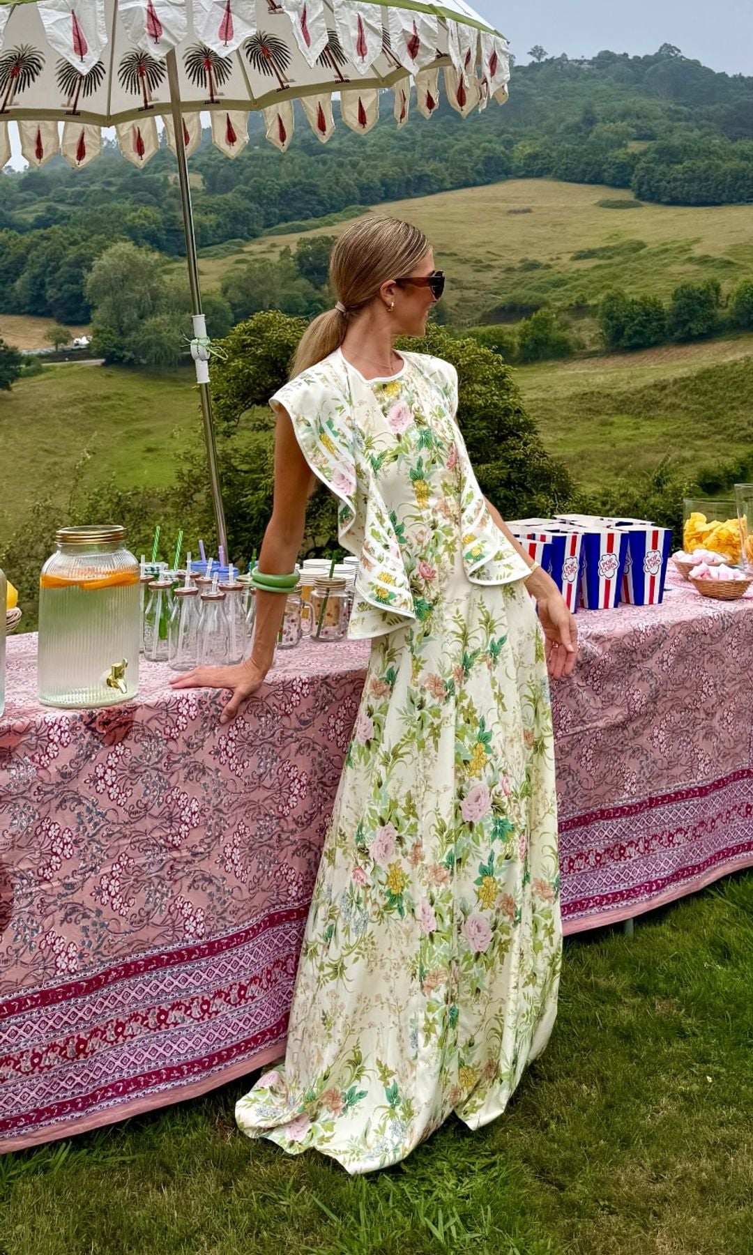 Inés de Cominges con vestido estampado y sombrero en su escapada familiar al campo