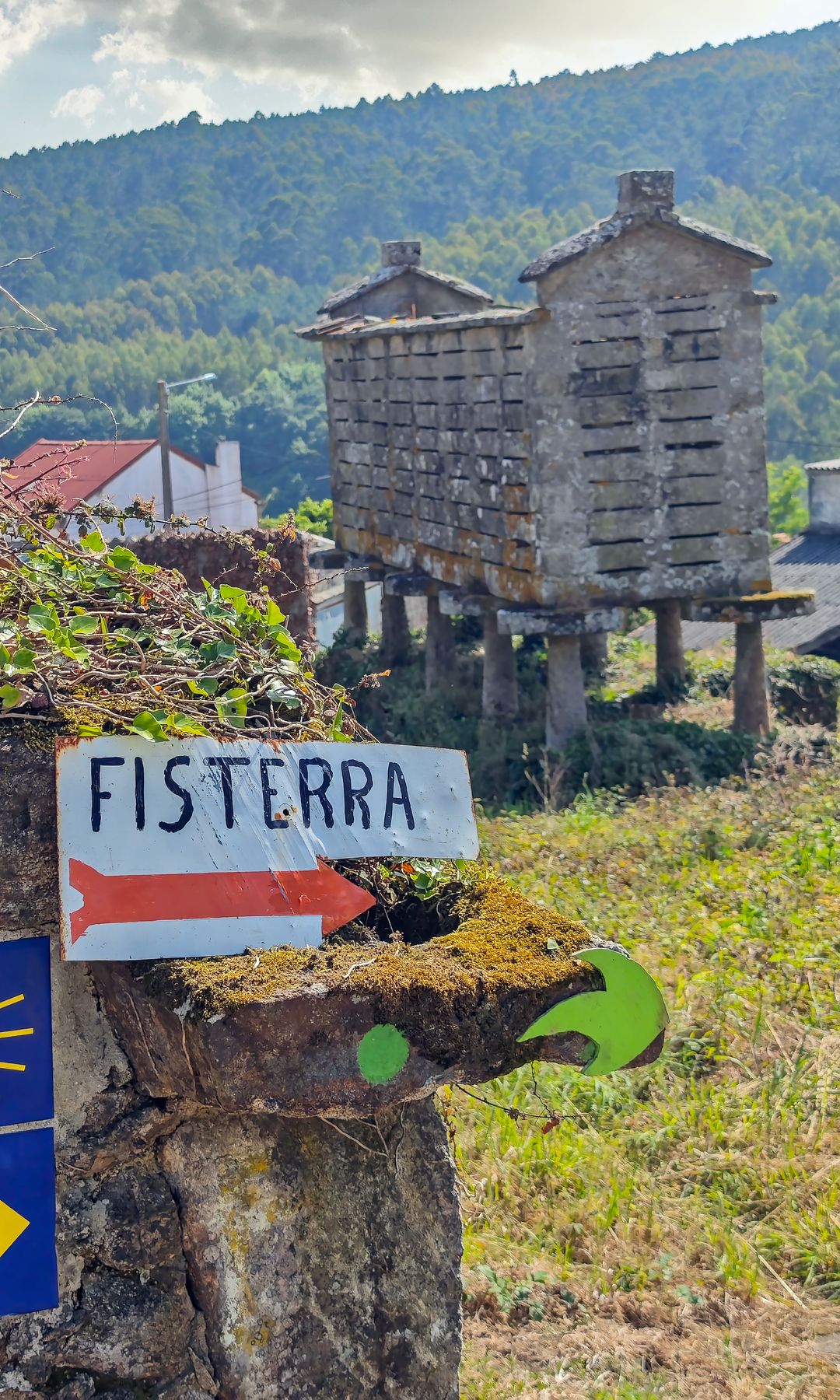 Señales del Camino de Santiago a Finisterre en Lire