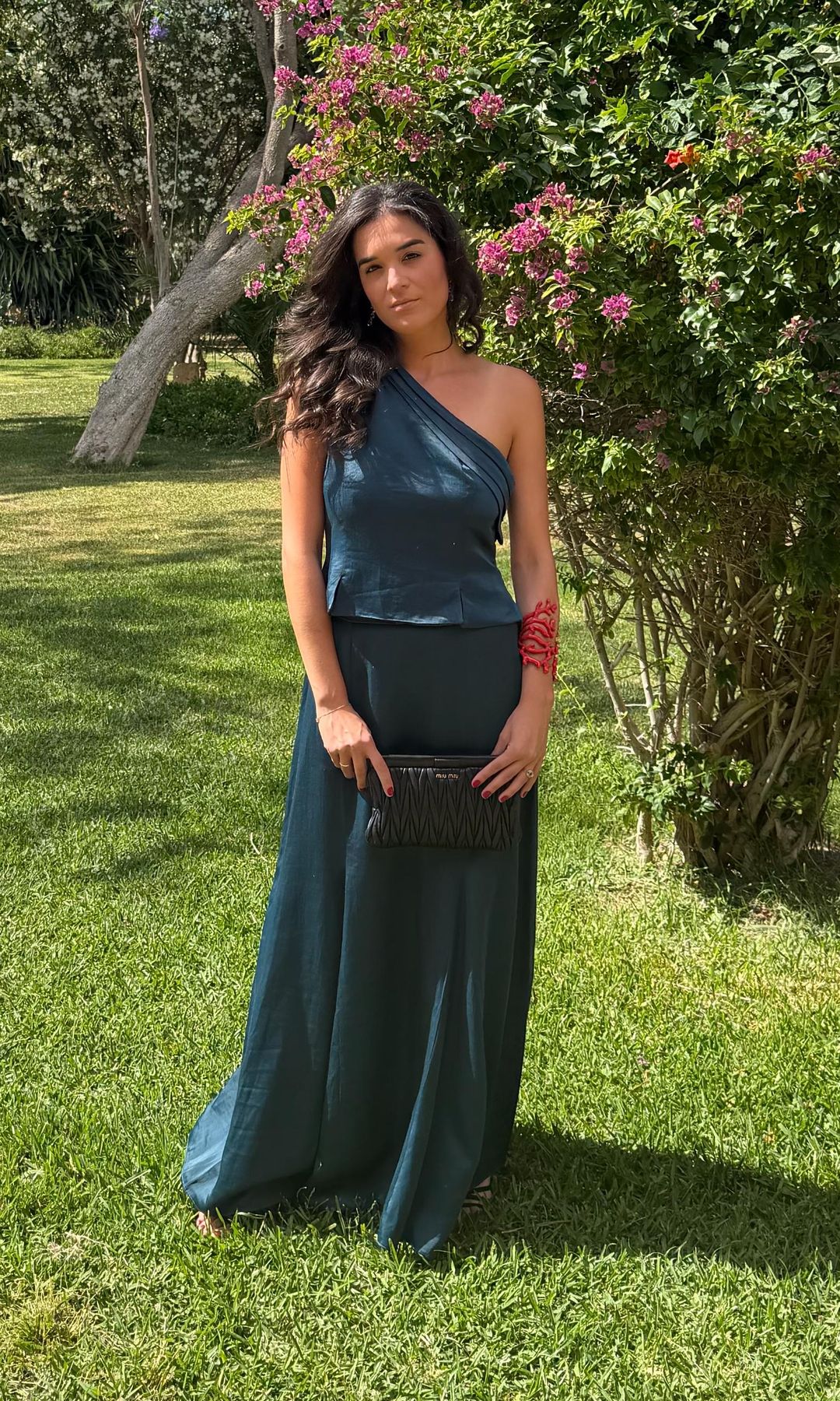 Bárbara Mirjan con conjunto de invitada para una boda