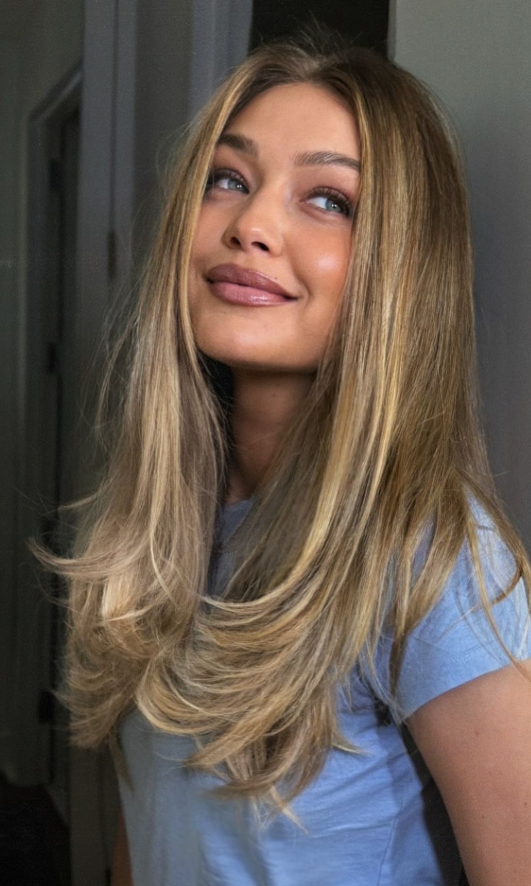 Gigi Hadid en el instagram de su peluquero con su nuevo corte efecto corazón