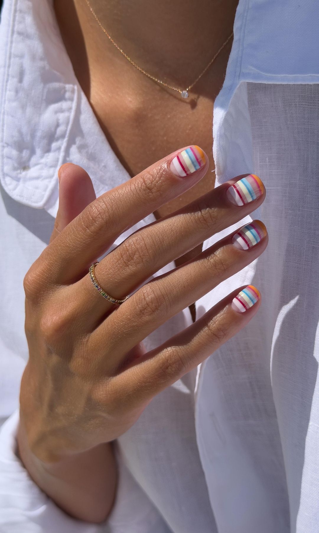 Manicura de rayas multicolor