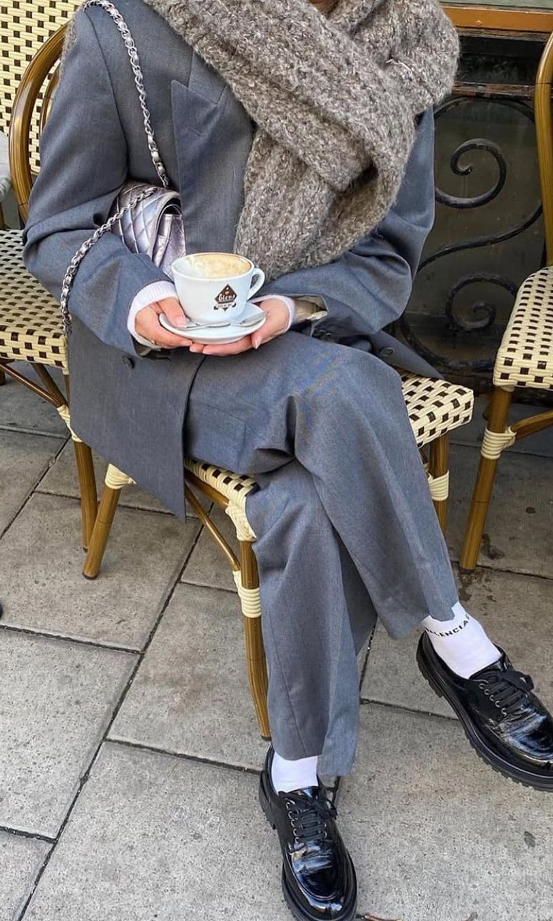 Cómo llevar el jersey sobre los hombros en invierno