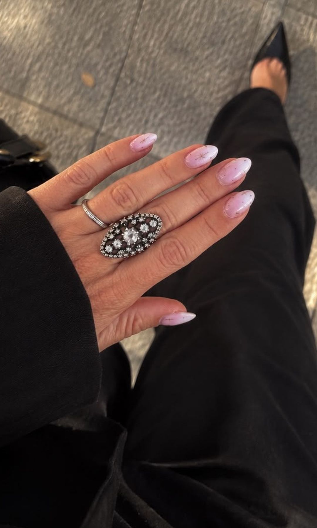 Manicura en degradado con detalles metalizados