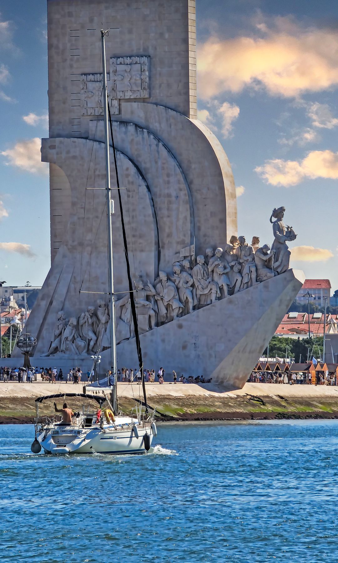 A toda vela por Lisboa, velero junto al monumento a los descubrimientos