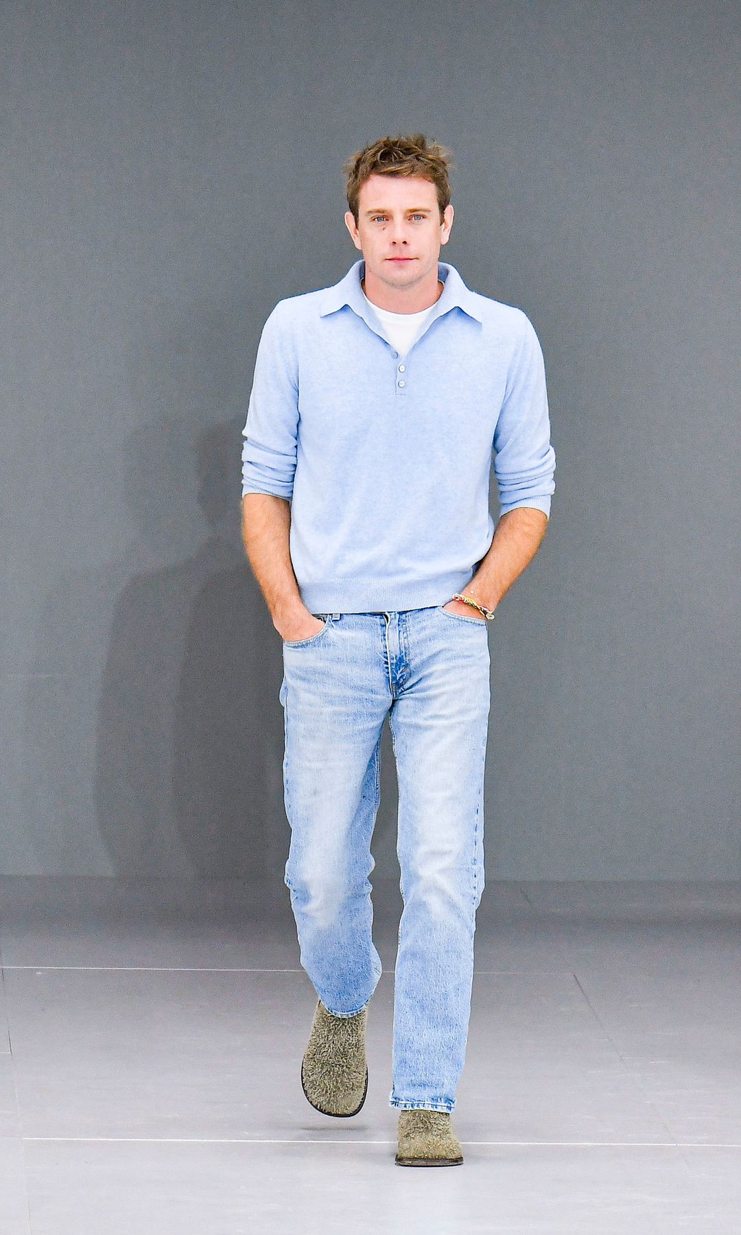 De Giorgio Armani a Jonathan Anderson: los grandes genios de la moda siempre visten de básicos y esta es la razón