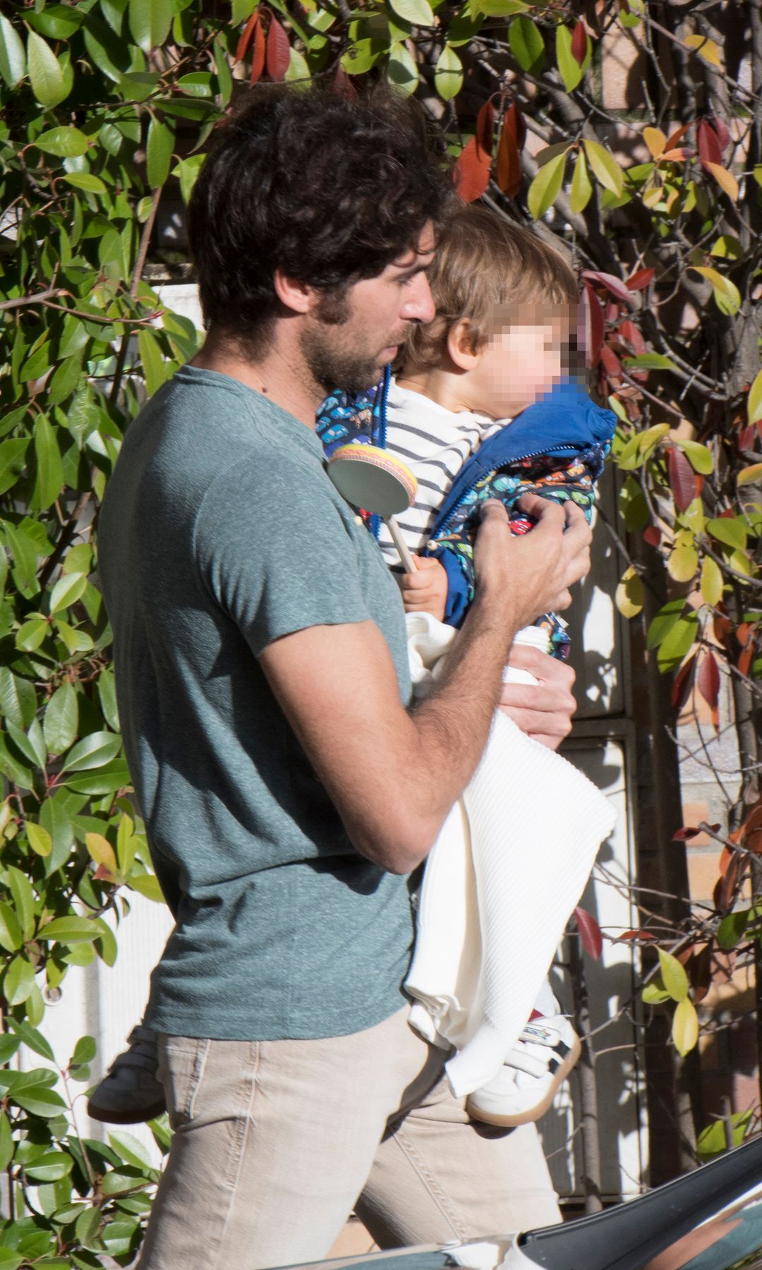 Cayetano Rivera paseando con su hijo por Madrid en 2019
