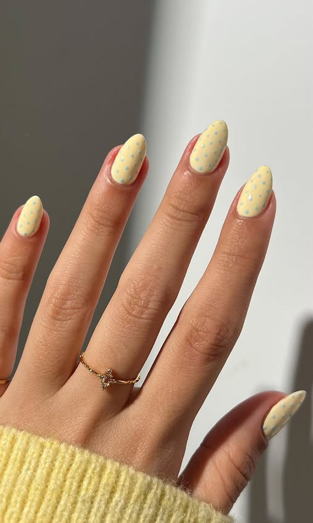 Manicura de lunares en amarillo mantequilla