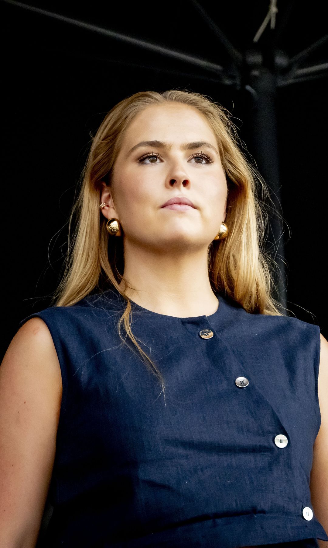 Amalia de Holanda estrena su look más juvenil fuera de palacio: ‘cropped top’ de lino y pantalón sastre para un día en la hípica