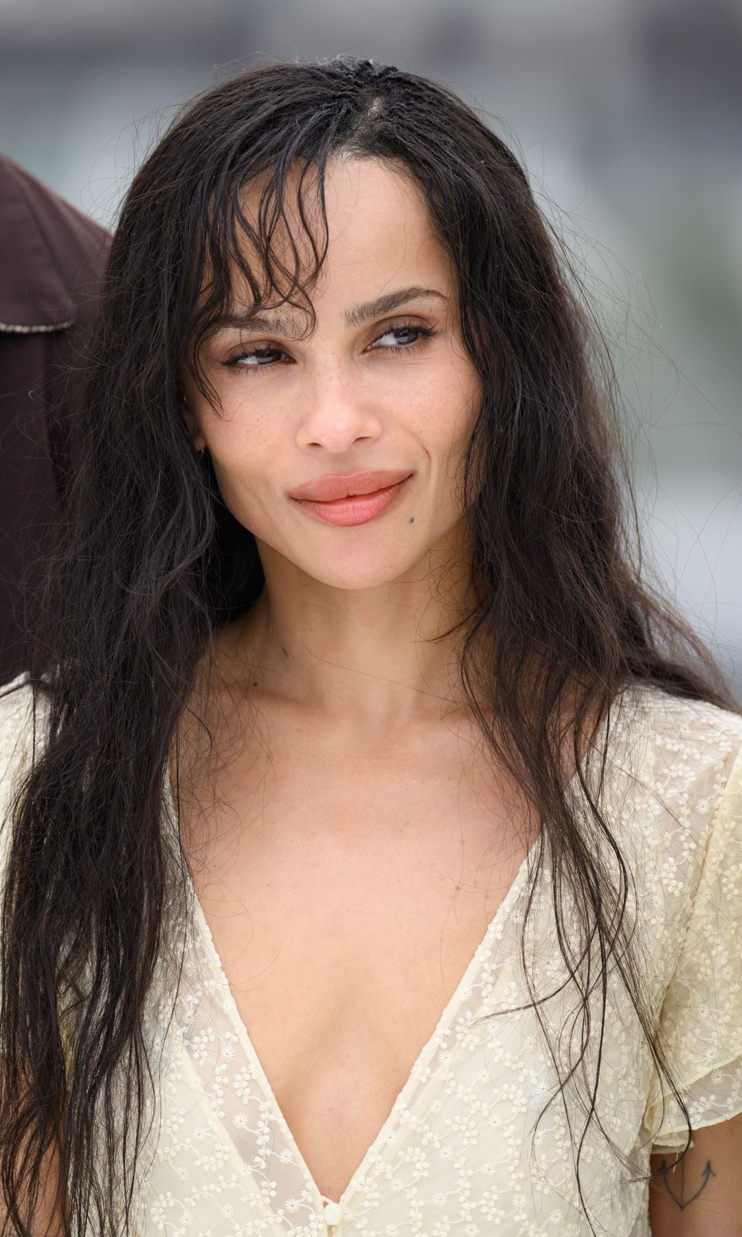 Un acercamiento al estilo "after rain" de Zoë Kravitz