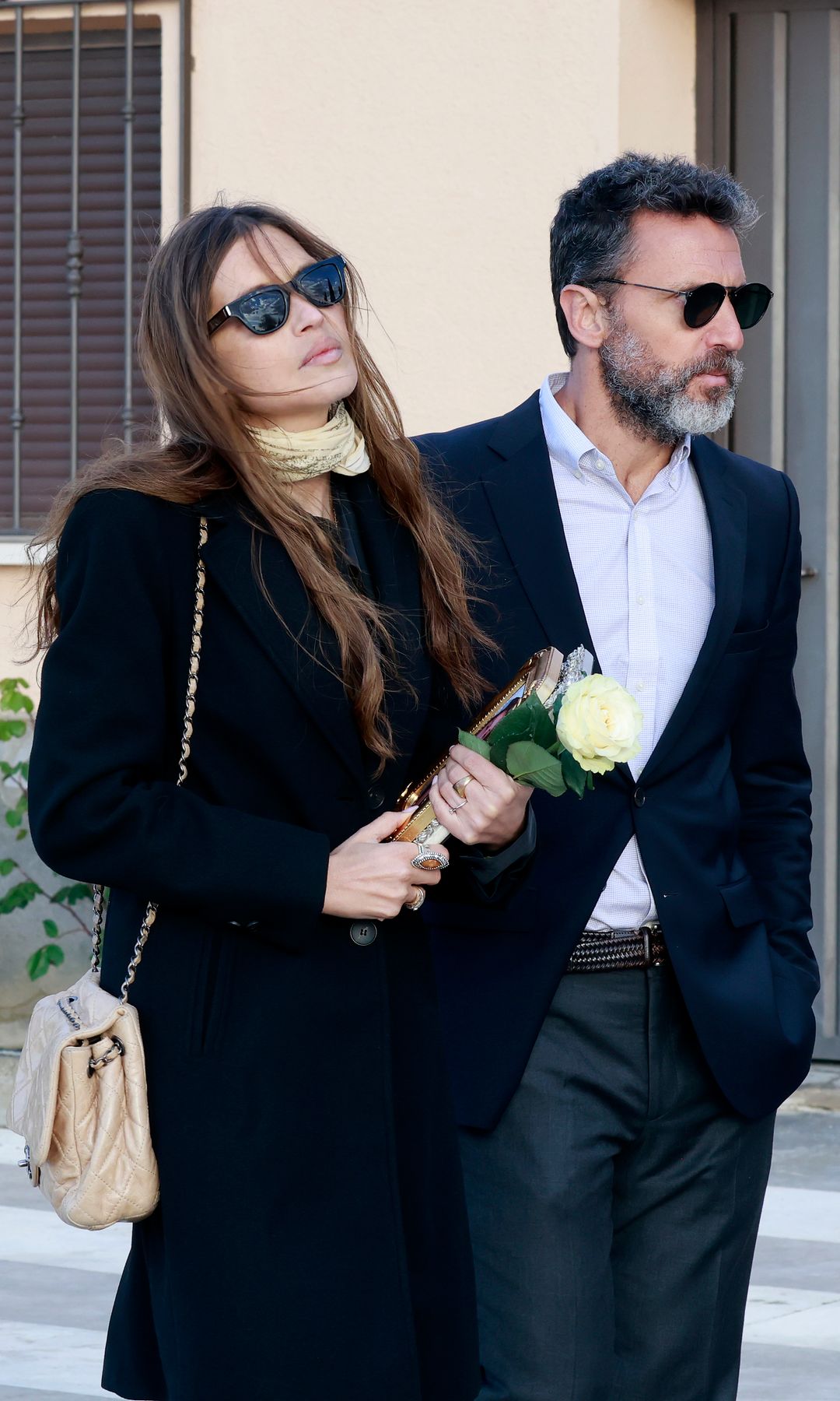 Sara Carbonero con Jota Cabrera en el adiós a su madre