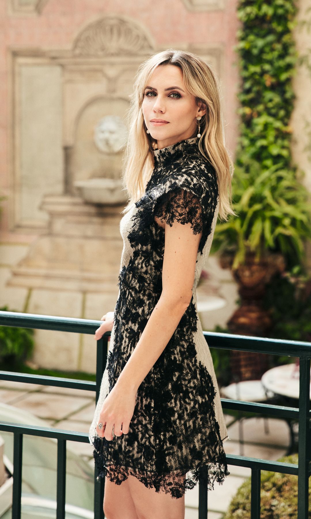 Aura Garrido con vestido de Dior en un jardín