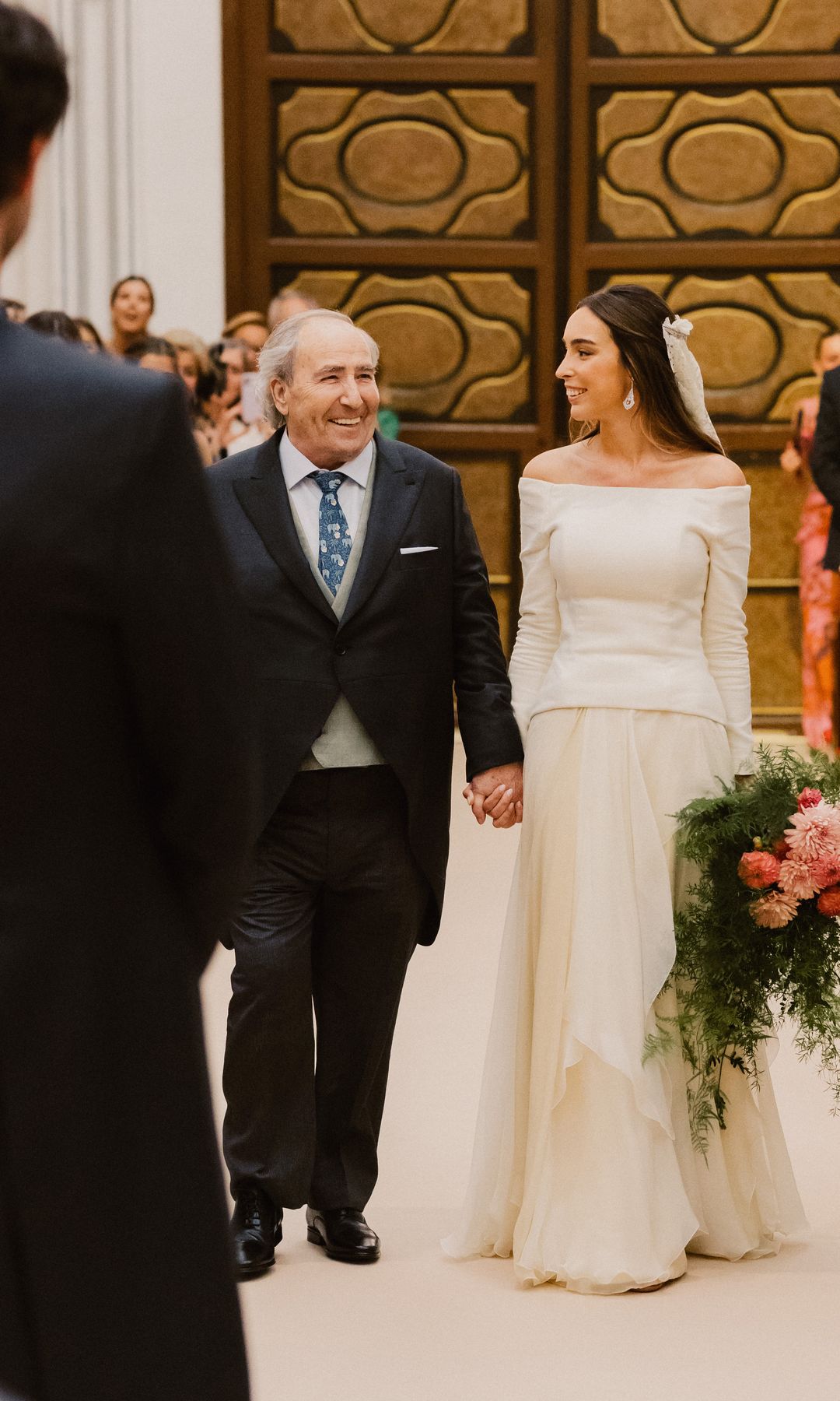 La novia entró a la iglesia agarrada de la mano de su abuelo