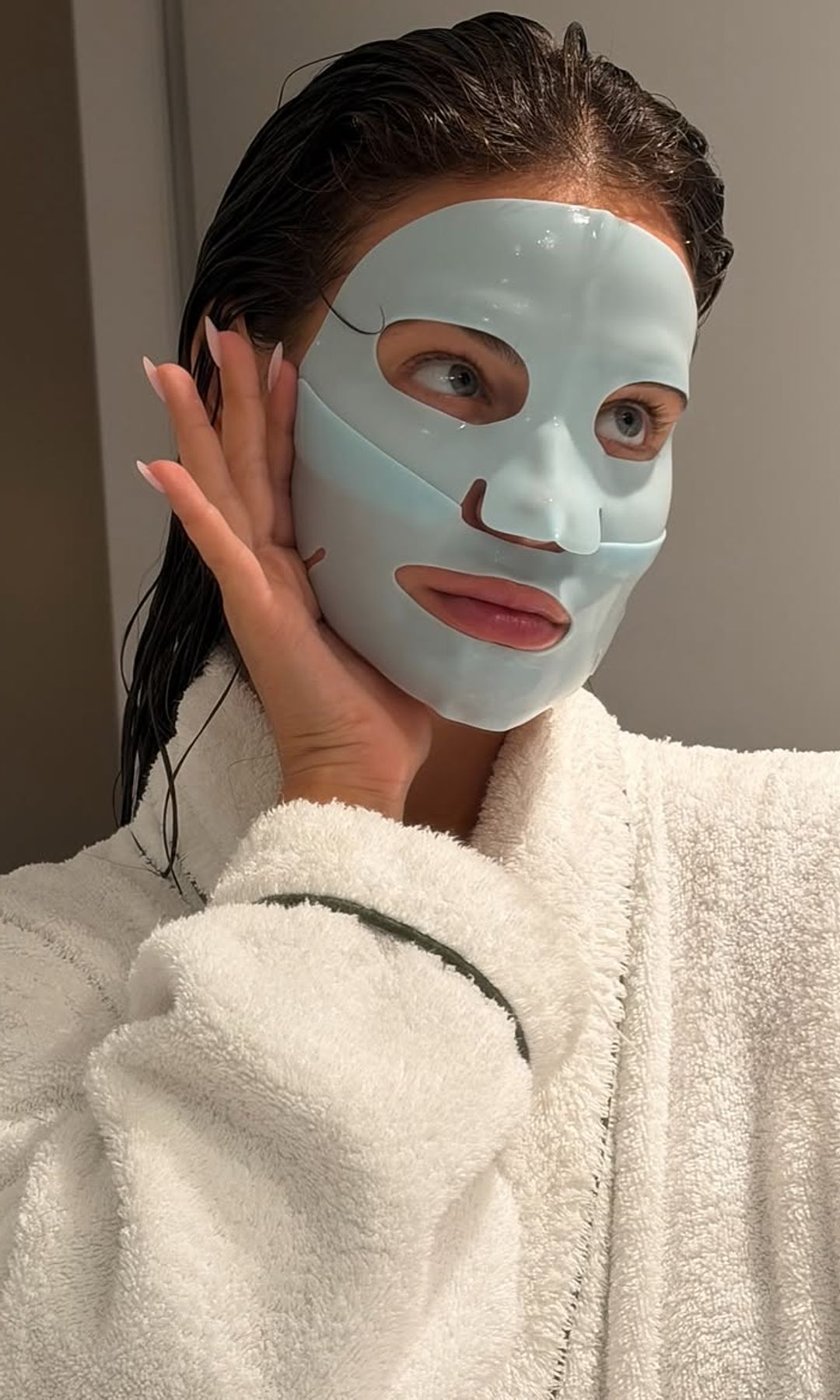 Laura Escanes con una mascarilla facial en su casa