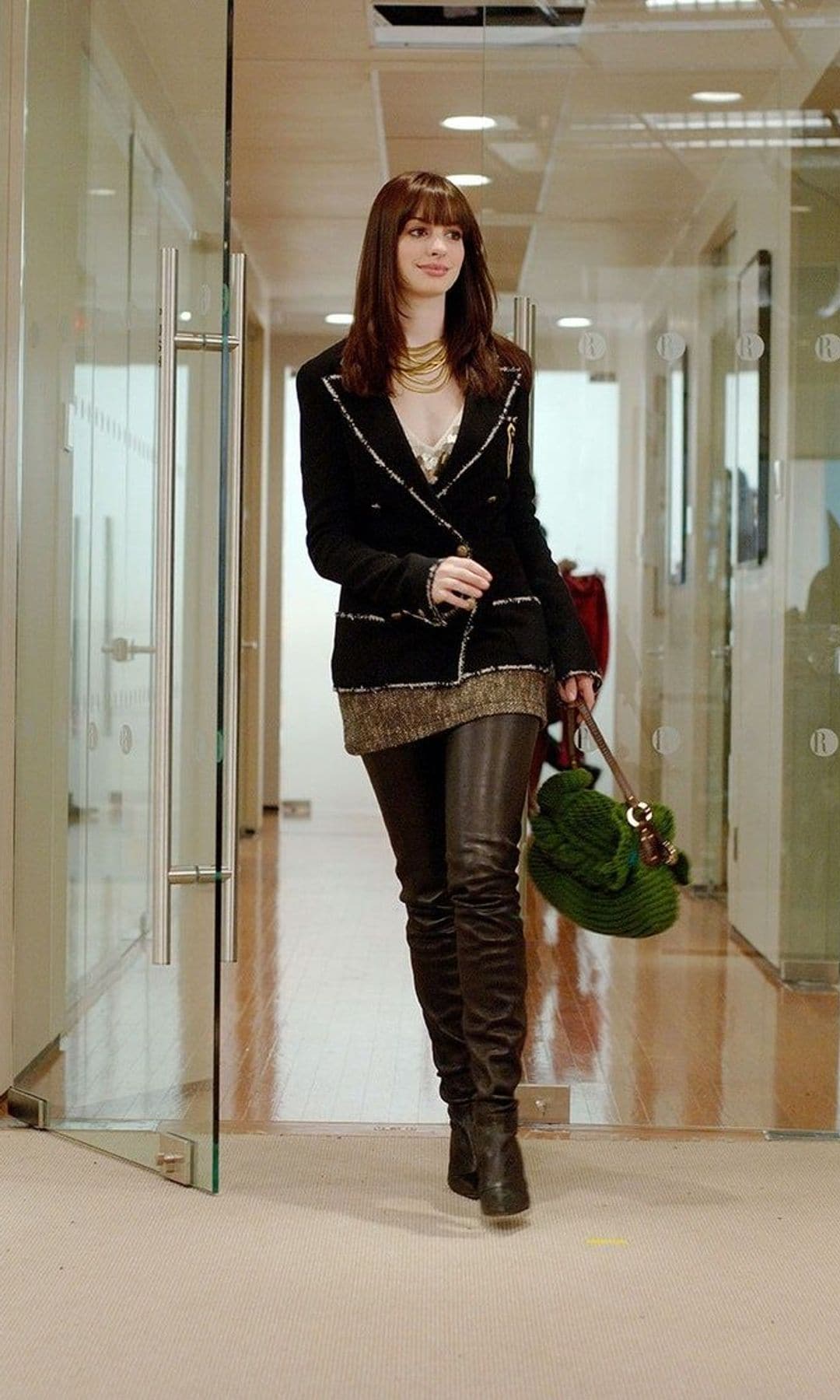 Las icónicas botas Chanel que Anne Hathaway usa durante la cinta
