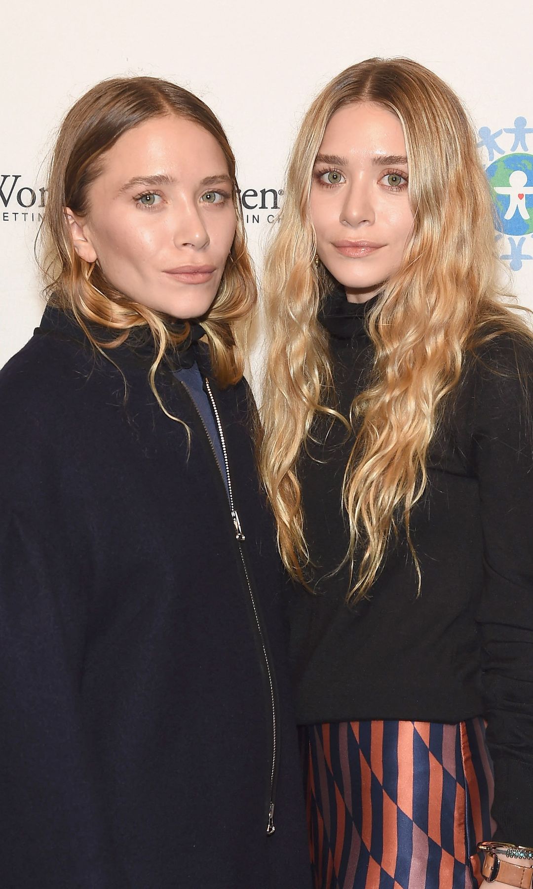 Mary-Kate Olson (izquierda) y Ashley Olson asisten a los premios World Of Children 2014 en 583 Park Avenue el 6 de noviembre de 2014 en la ciudad de Nueva York.