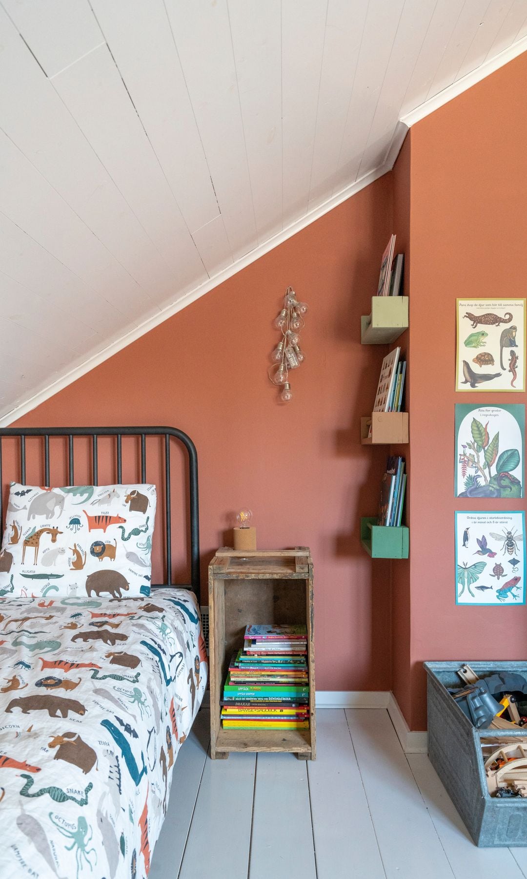 Dormitorio infantil con color terracota de CIN Valentine en la pared