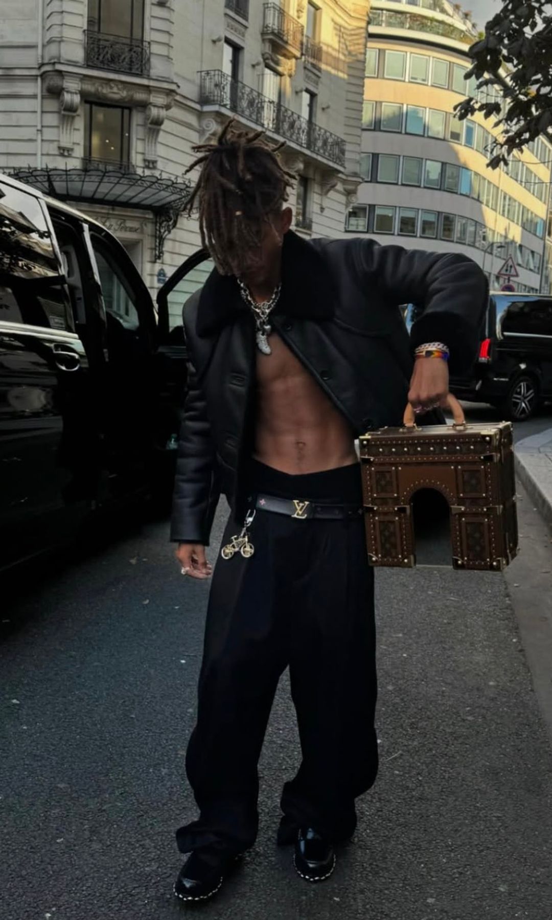 Jaden por las calles de París