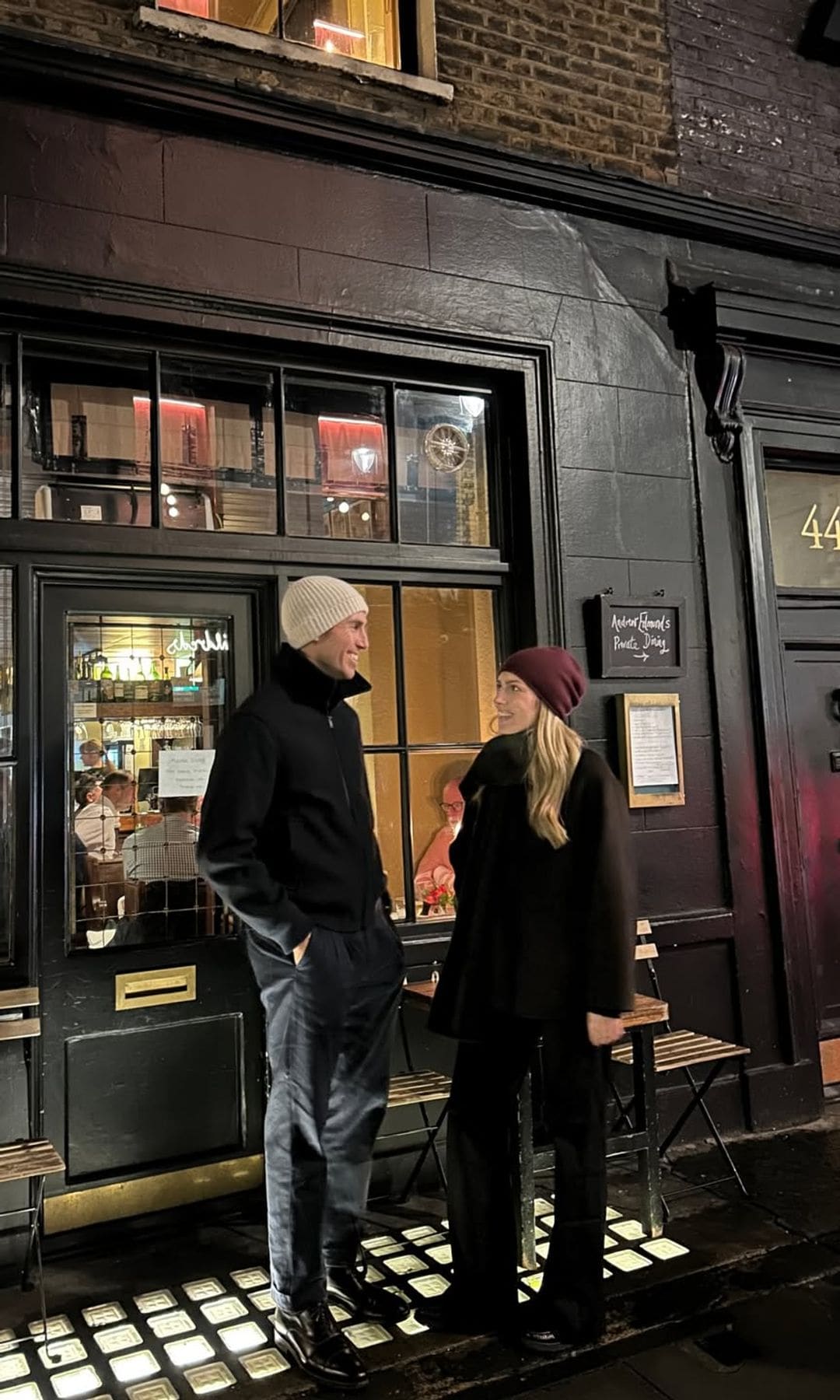 Un abrigo marrón y 3 looks para recorrer Londres de la mano de Daniela Figo