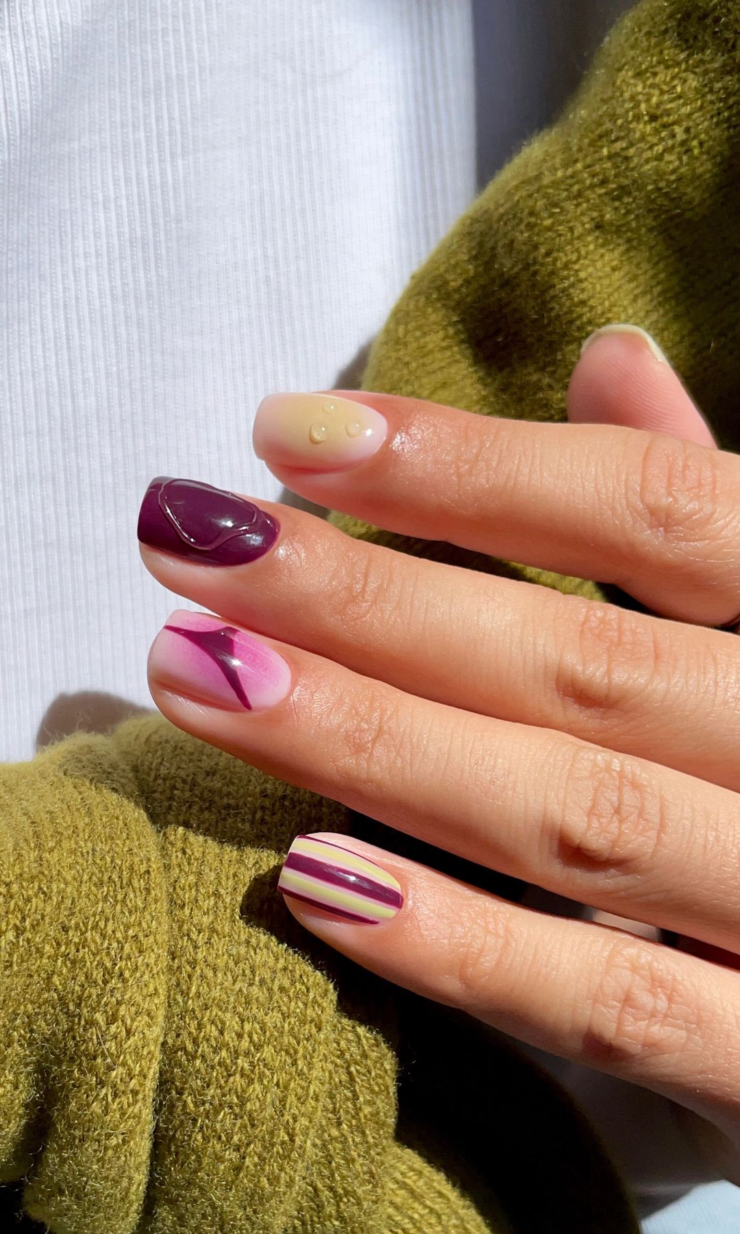 Manicura bicolor con distintos dibujos