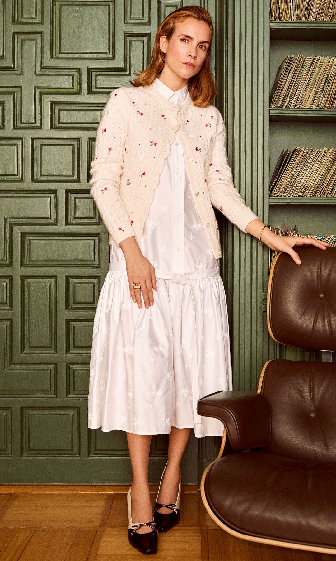 Posa con ‘total look’ y zapatos de Dior y joyas de Cartier
