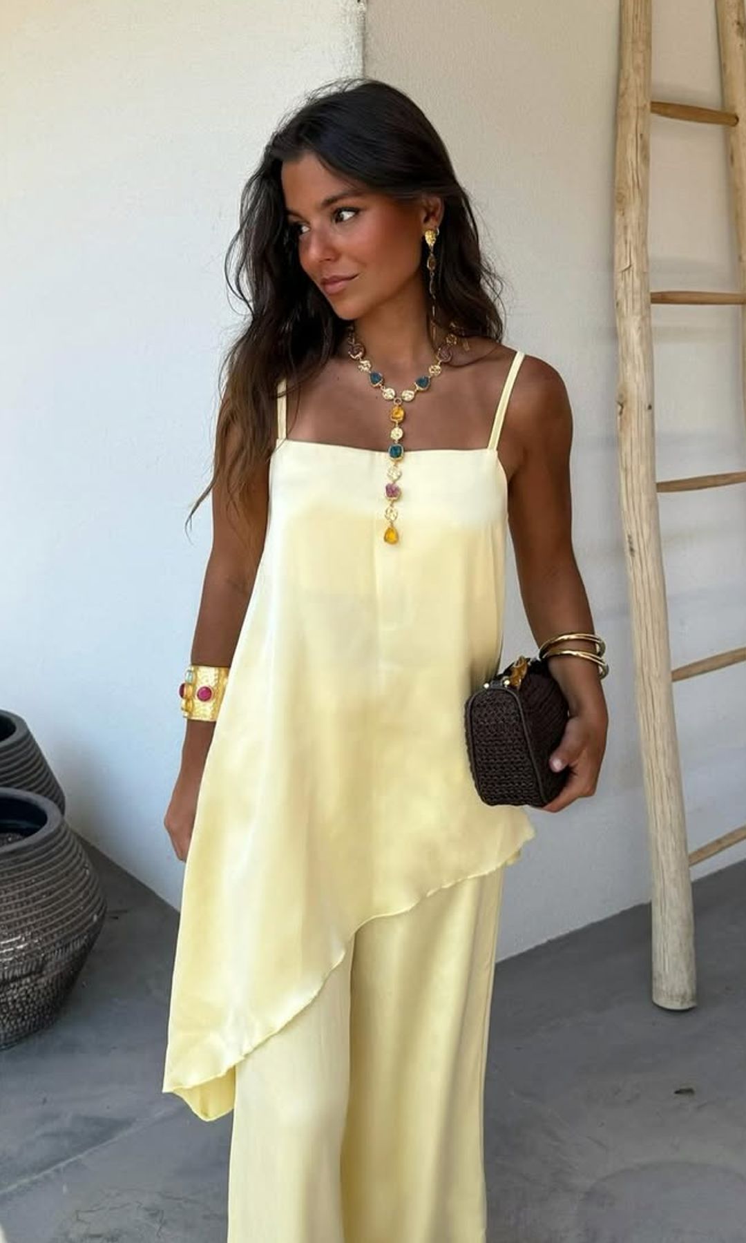 Estas formas de integrar joyas doradas a tus looks más sencillos le darán un giro único a tu estilo (incluso si eres más de plata)