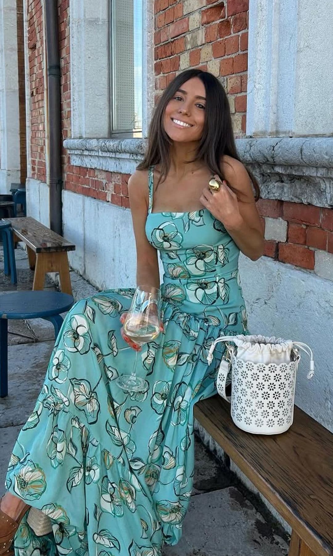Influencer con look de invitada