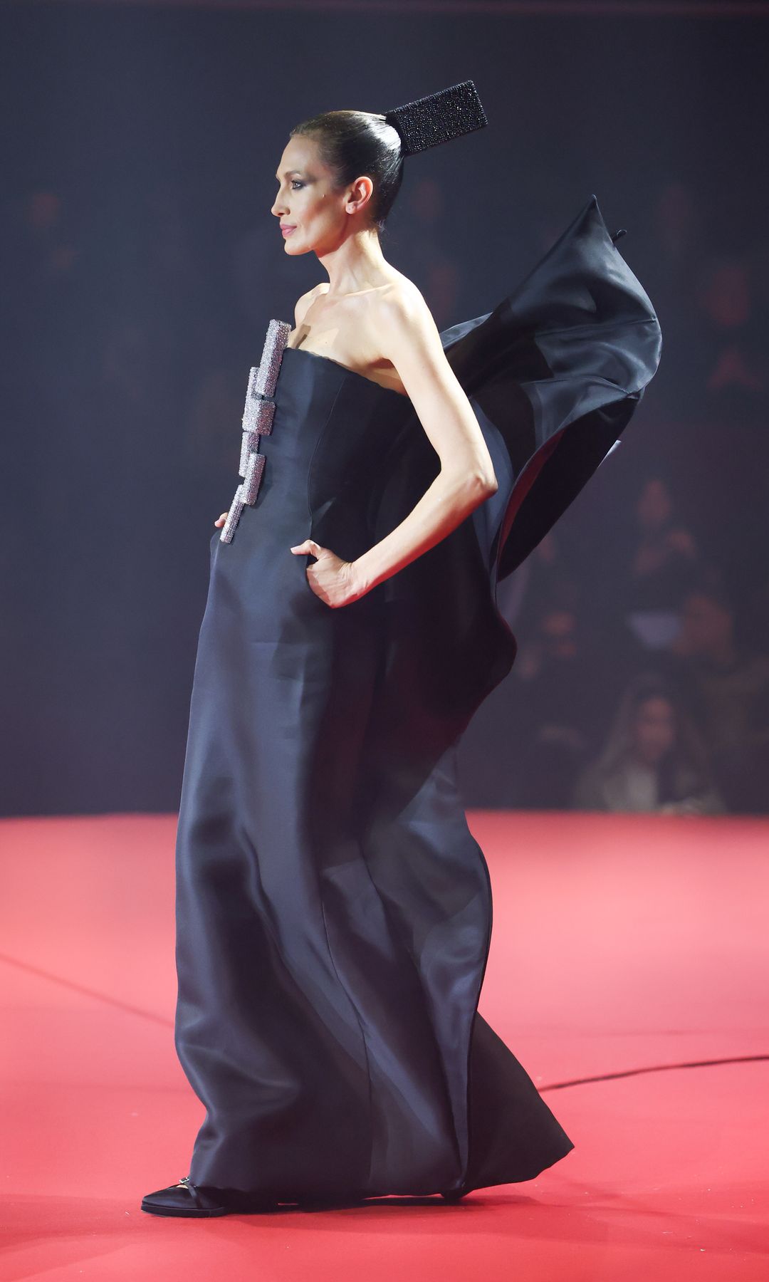 Nieves Álvarez, musa indiscutible de Stéphane Rolland, protagoniza una pasarela con acento español