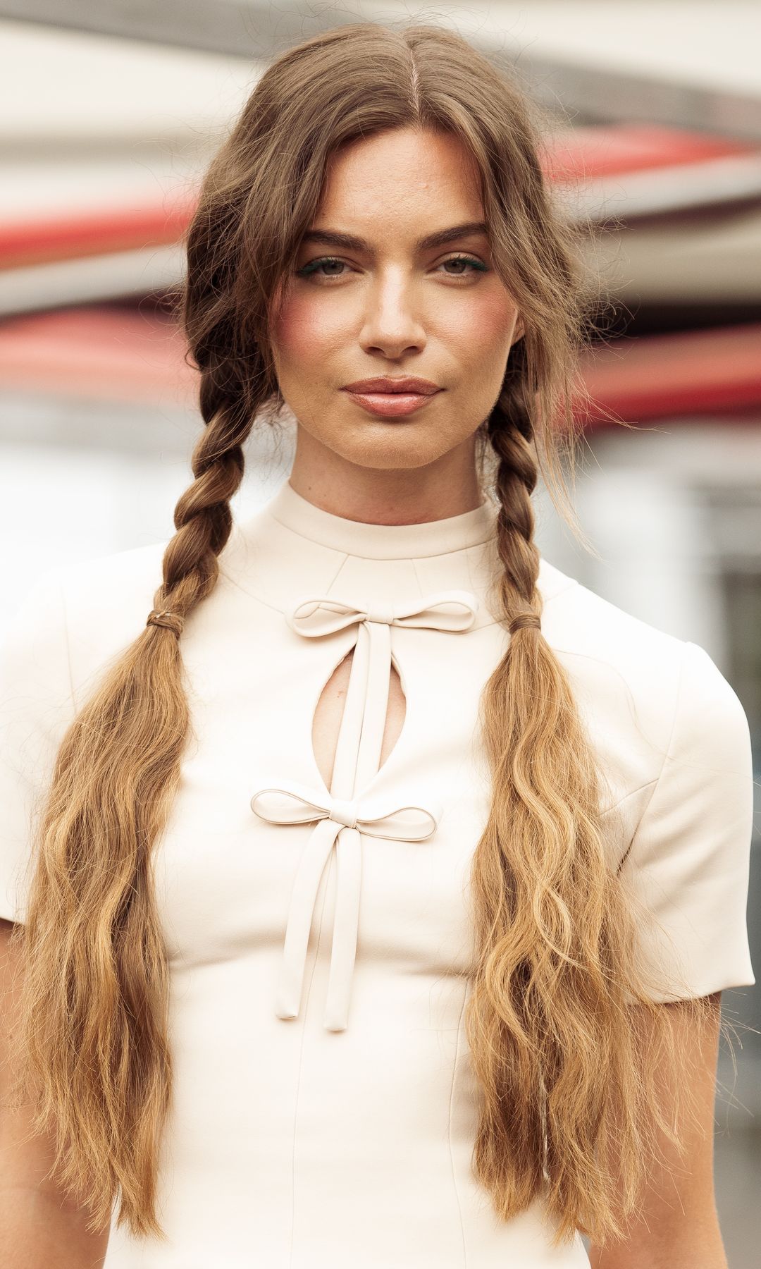  Mujer con dos trenzas