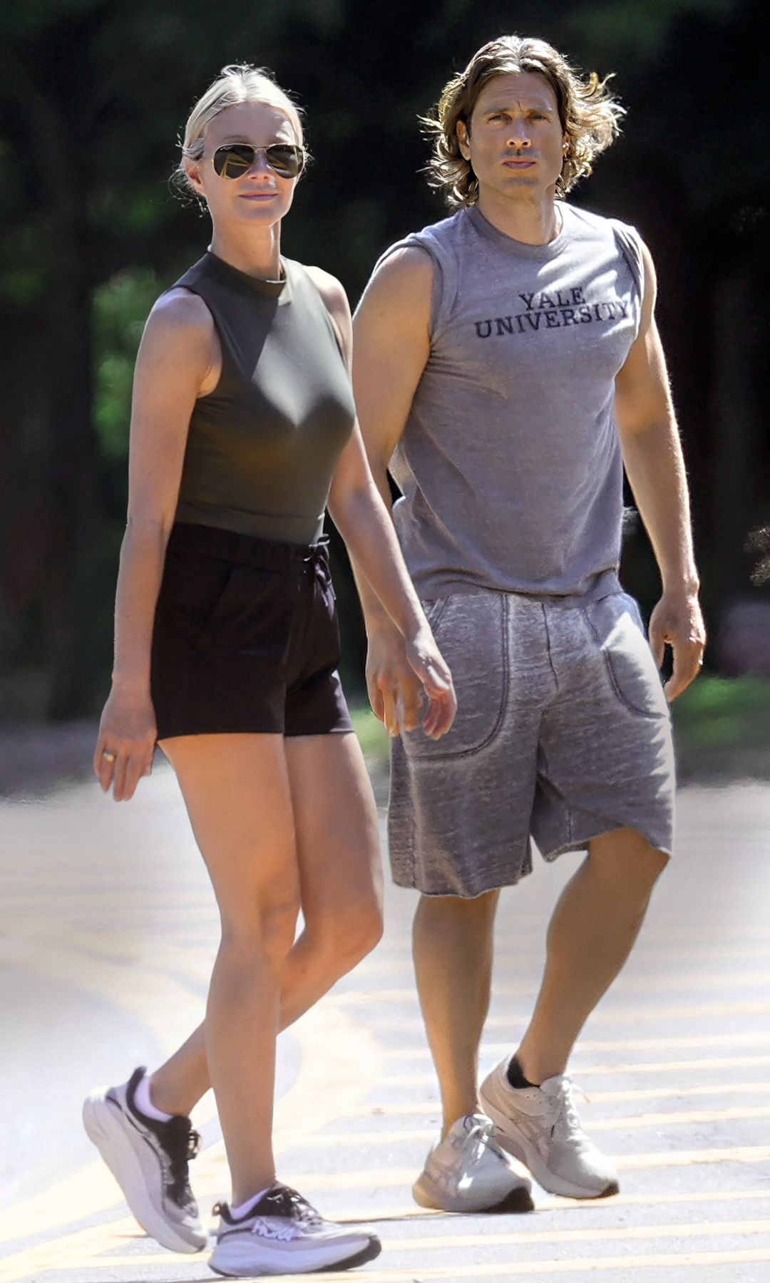 Gwyneth Paltrow, de 52 años, y Brad Falchuk, de 54, deben seguir a rajatabla los consejos de estilo de vida de la actriz, porque por ellos no pasan los años. 