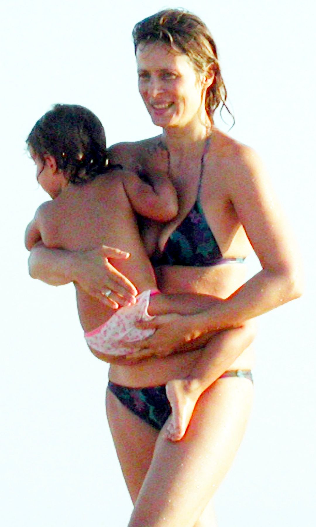 La actriz Aitana Sánchez-Gijón con su hija Bruna durante unas vacaciones en Cádiz en agosto de 2006  