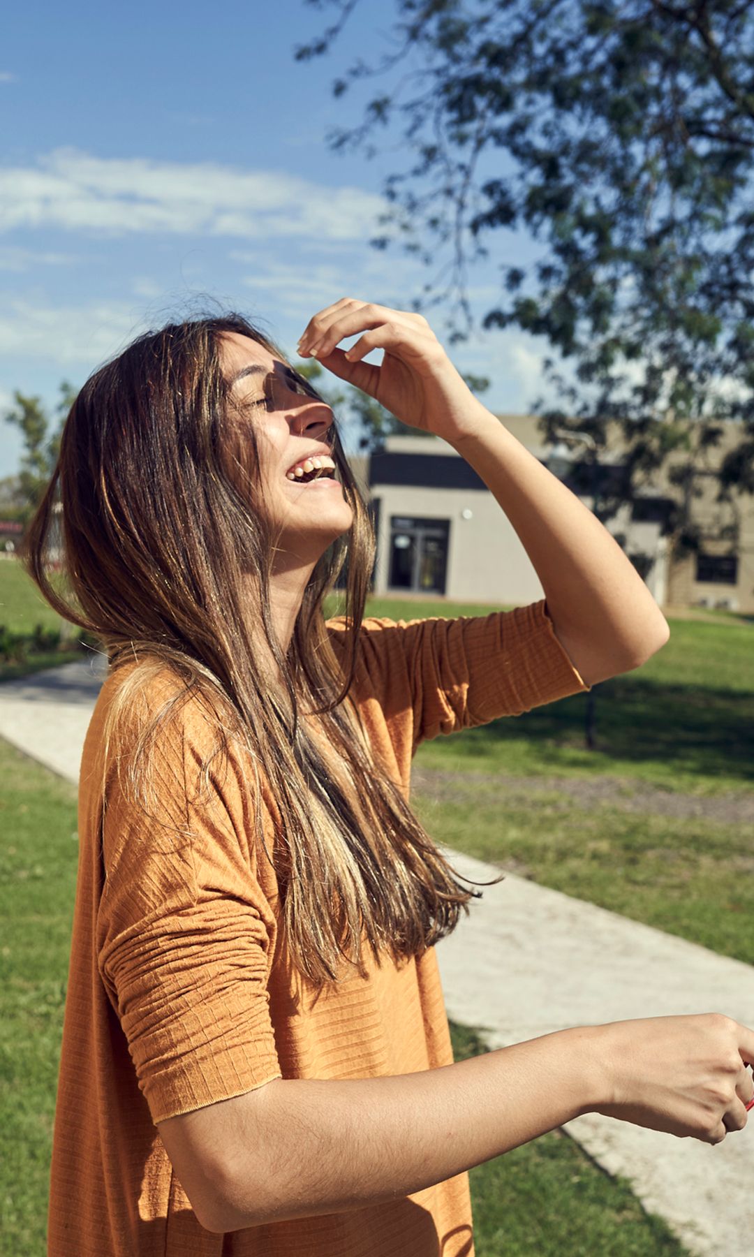 Mujer en un jardín riendo