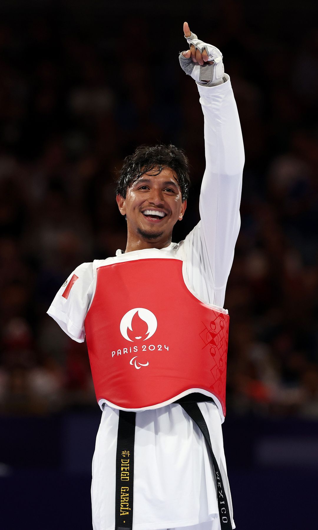 Juan Diego López García es fotografiado tras ganar la medalla de bronce en la categoría K44 -70kg en taekwondo.