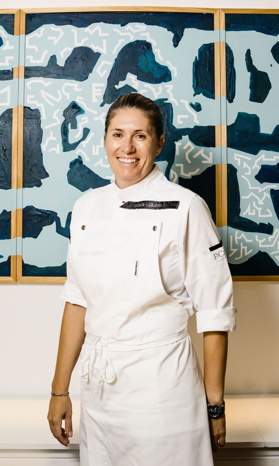Maca de Castro, posa sonriente en el comedor de su restaurante