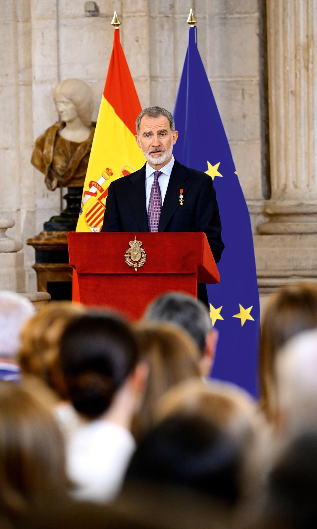 HOLA + 4170 FELIPE VI dando un discurso
