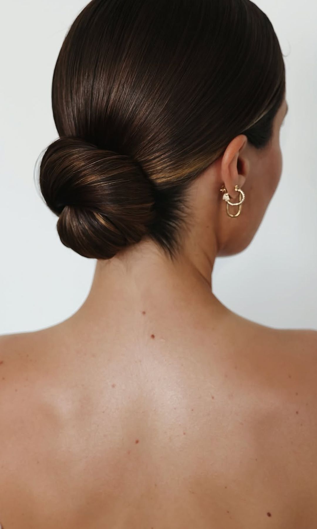 Peinado para novias: moño bajo con mechas