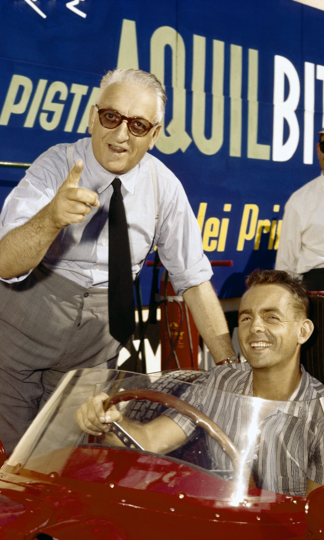 Enzo Ferrari junto al piloto Phil Hill, una de las grandes figuras de la Scuderia Ferrari y campeón del mundo de Fórmula 1 en 1961