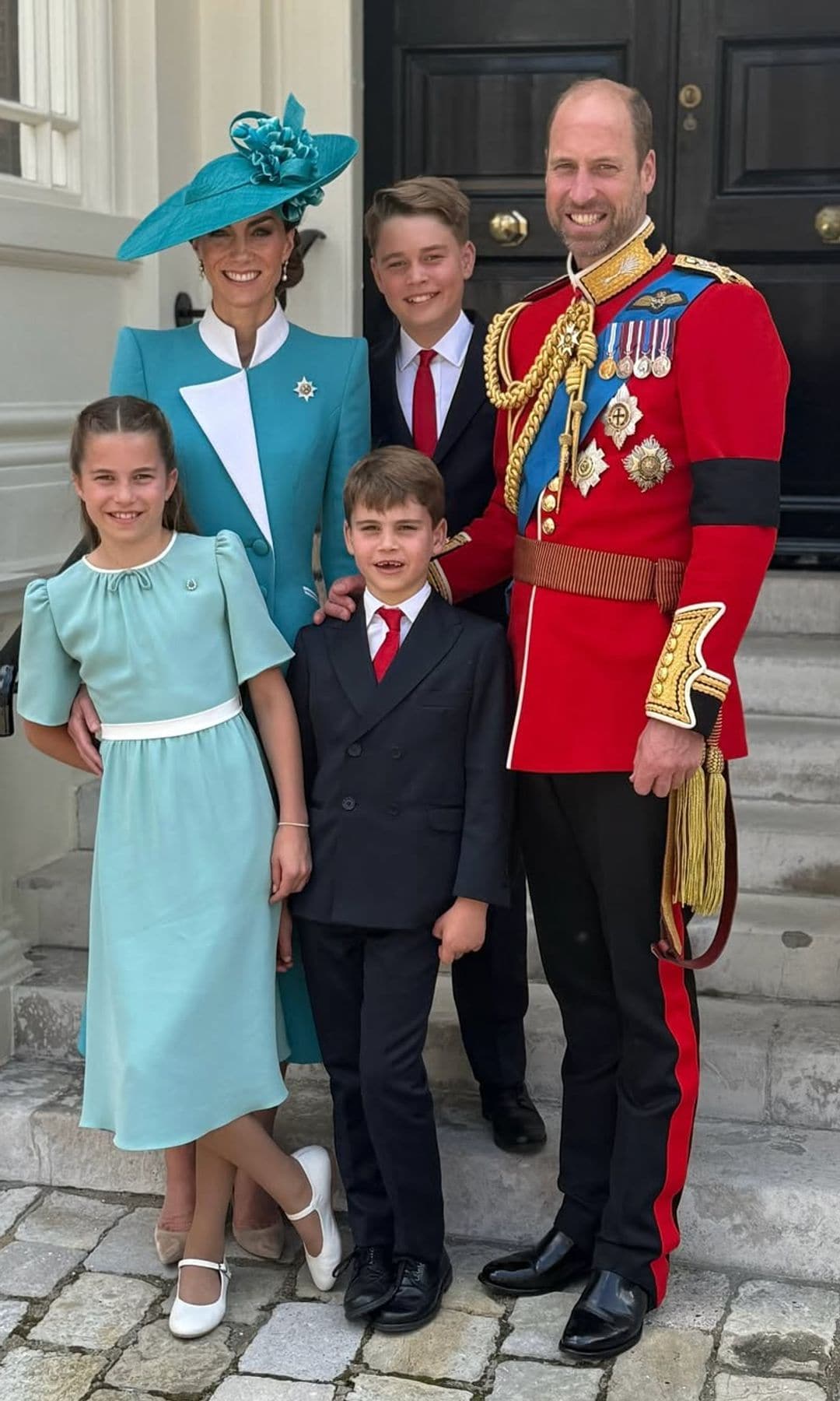Los príncipes de Gales y sus tres hijos, los príncipes George, Charlotte y Louis, compartieron esta imagen durante el Trooping the Colour de 2025