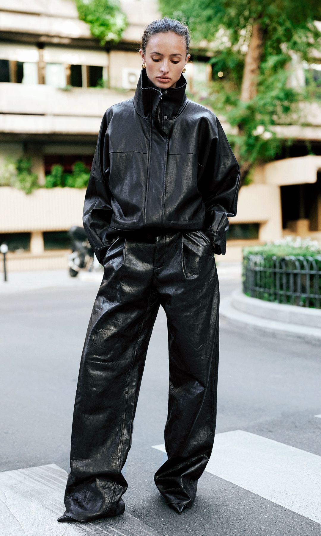 La modelo lleva chaqueta, de Tintoretto en 
El Corte Inglés, y pantalón, de Ermanno Scervino. En ambos "looks", los pendientes son de Aristocrazy