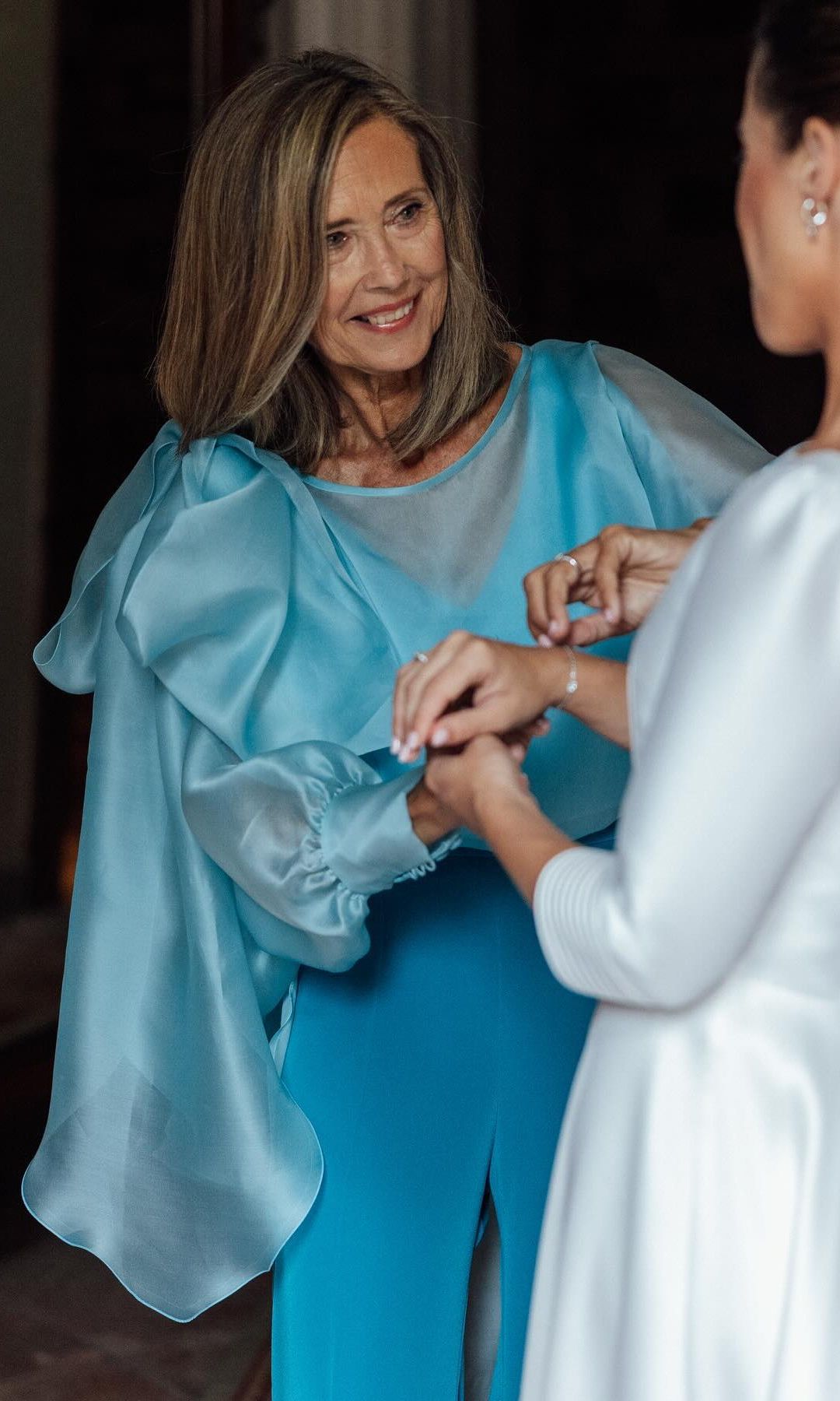 Madre de una novia con pantalón y blusa