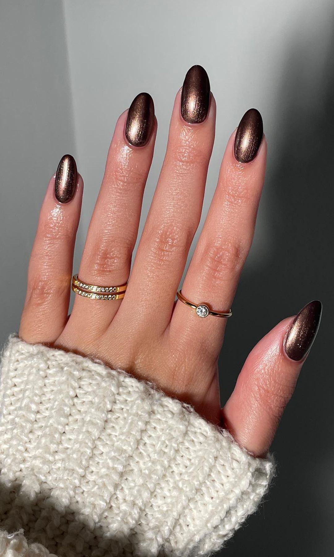 Manicura marrón glaseada