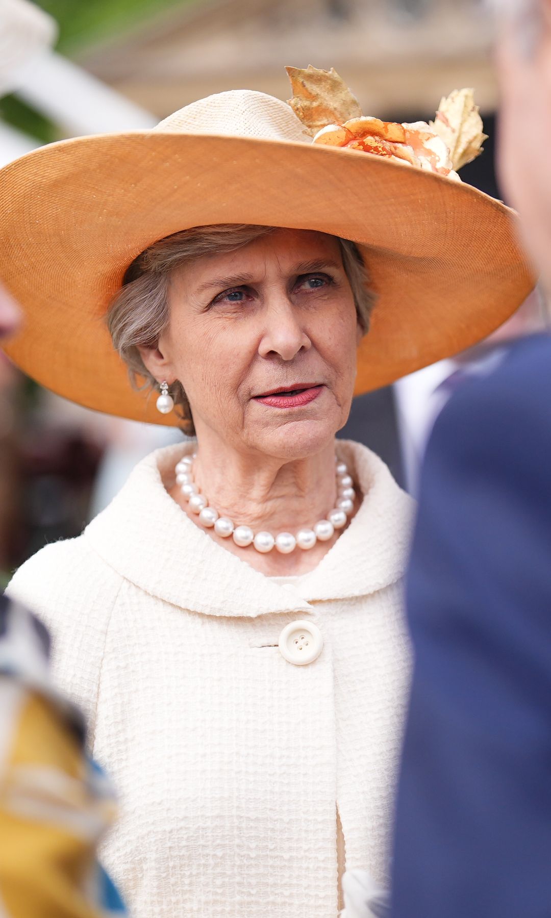 La duquesa lució un elegante sombrero